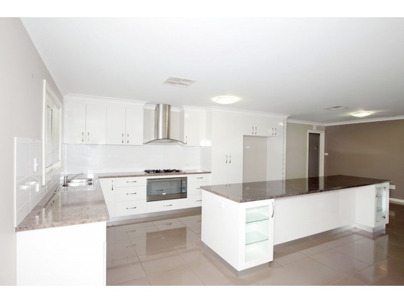 10 Bindari Avenue, Glenfield Park NSW 2650