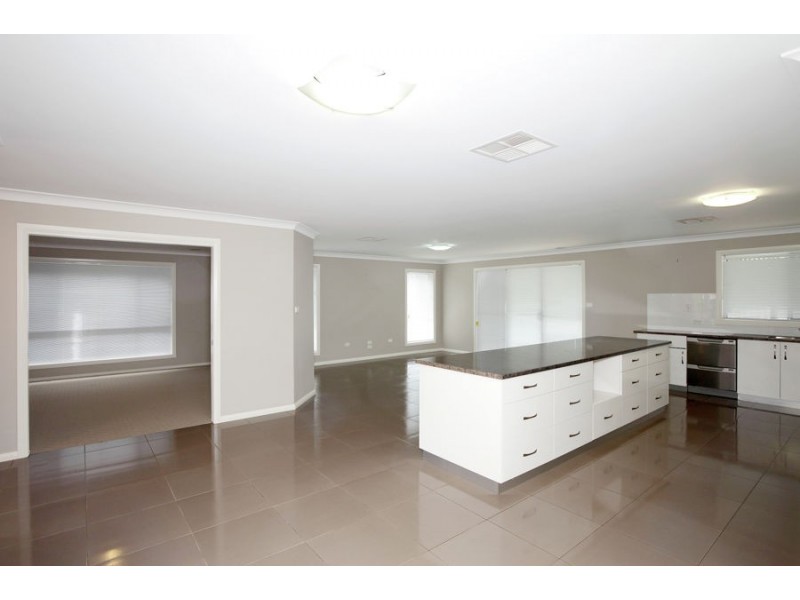 10 Bindari Avenue, Glenfield Park NSW 2650