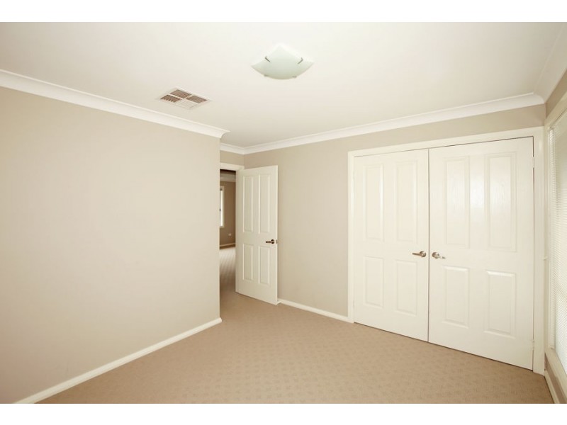 10 Bindari Avenue, Glenfield Park NSW 2650