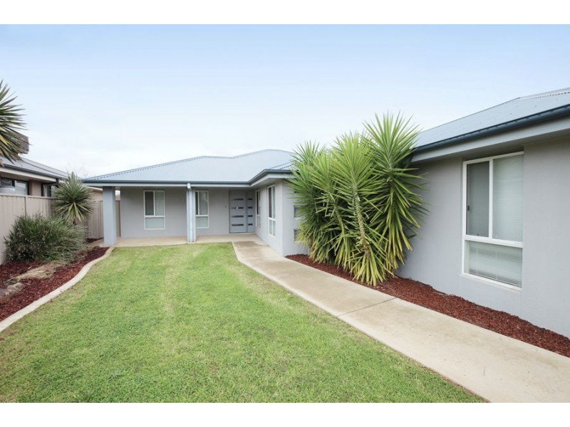 10 Bindari Avenue, Glenfield Park NSW 2650