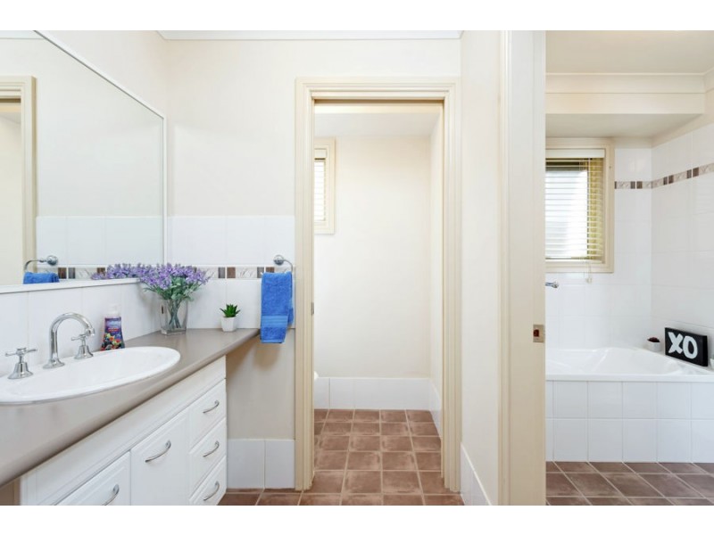 4 Rosella Place, Mount Austin NSW 2650