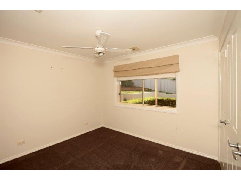 8 Fletcher Place, Kooringal NSW 2650