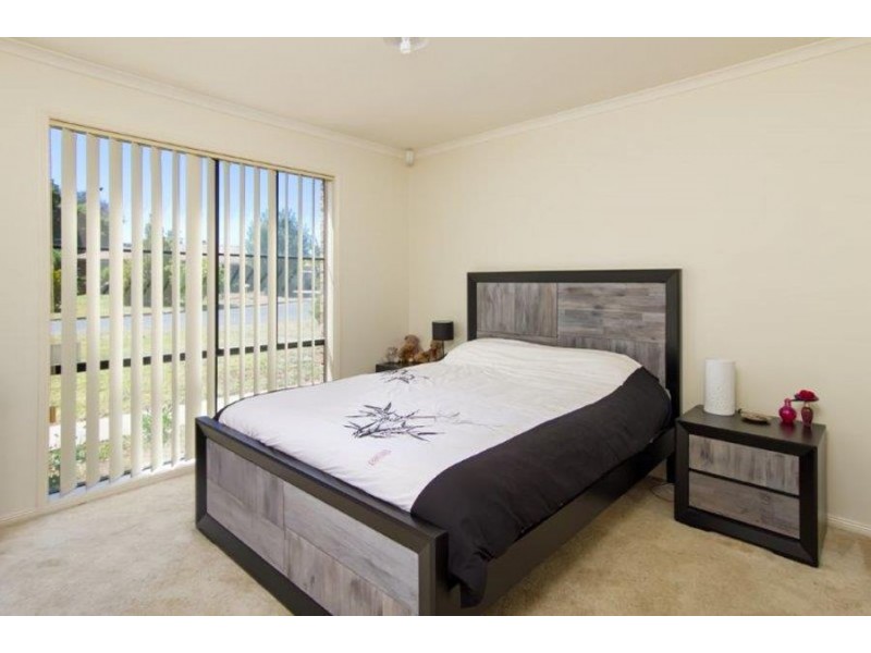6 Bowen Place, Tolland NSW 2650
