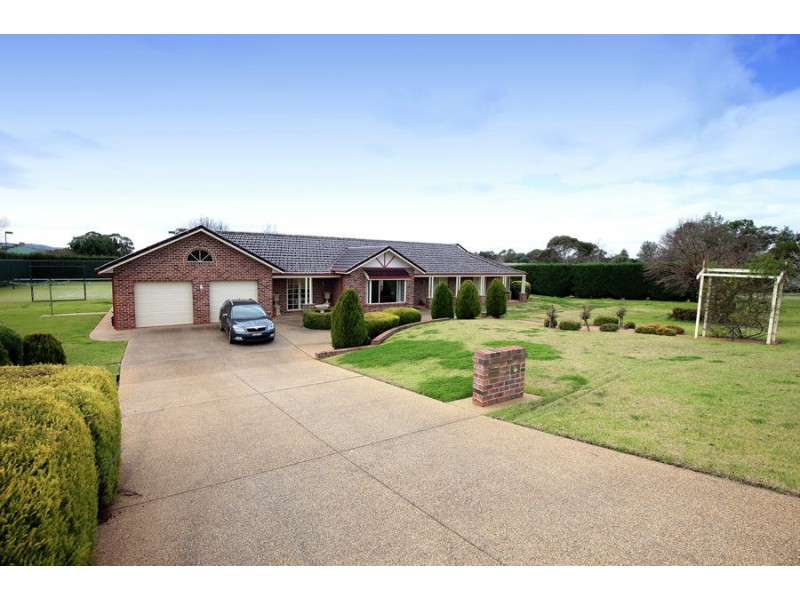 2 Evangelist Avenue, Lake Albert NSW 2650