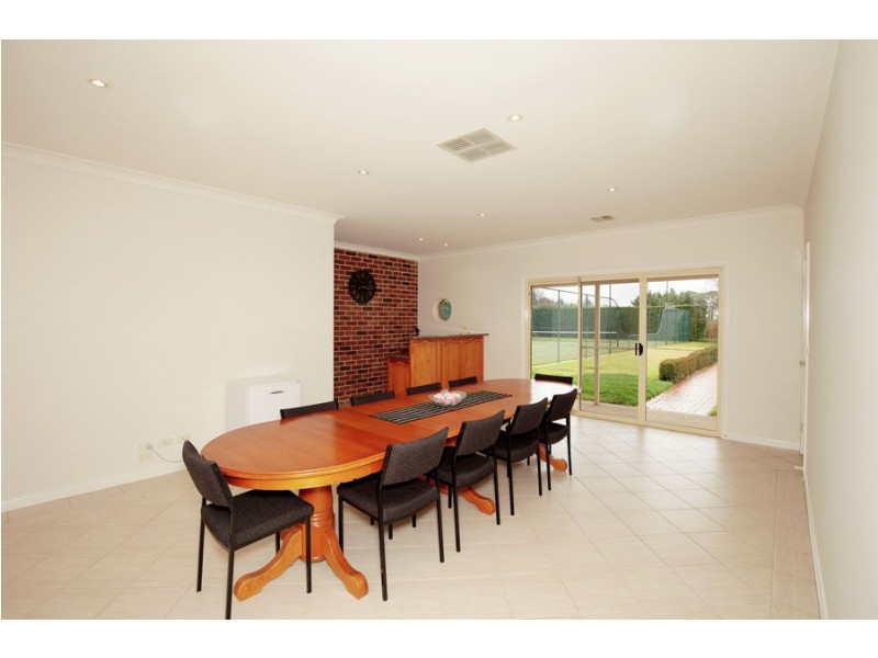 2 Evangelist Avenue, Lake Albert NSW 2650