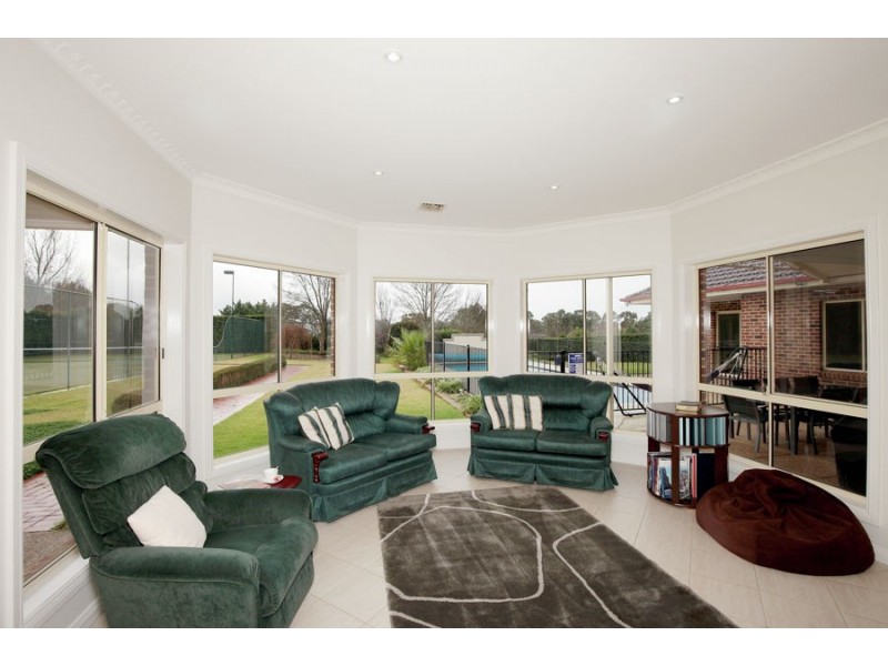 2 Evangelist Avenue, Lake Albert NSW 2650