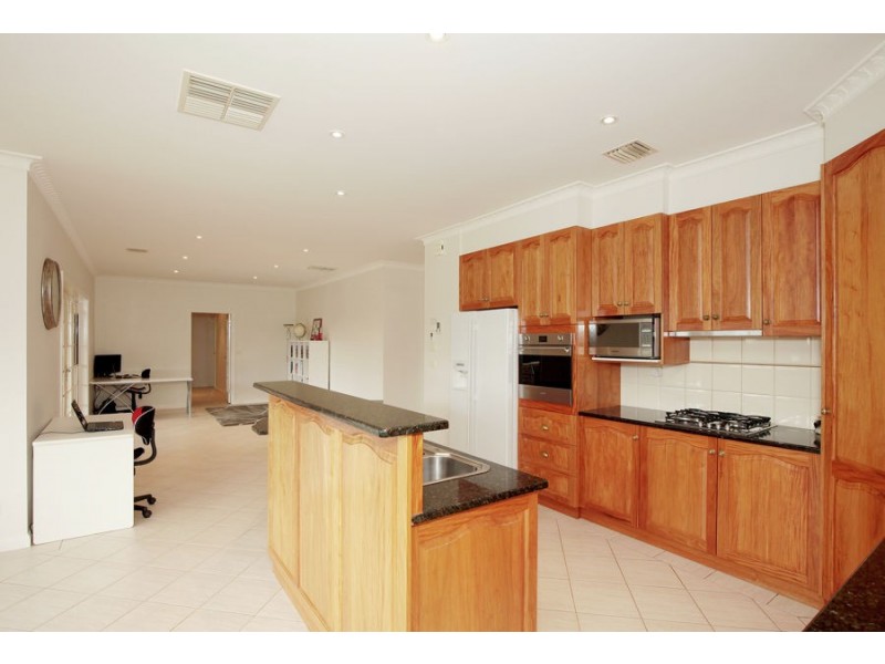 2 Evangelist Avenue, Lake Albert NSW 2650