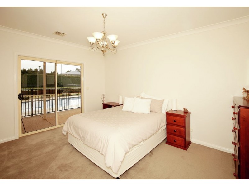 2 Evangelist Avenue, Lake Albert NSW 2650