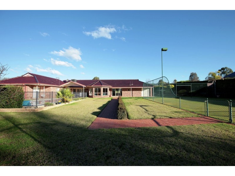 2 Evangelist Avenue, Lake Albert NSW 2650