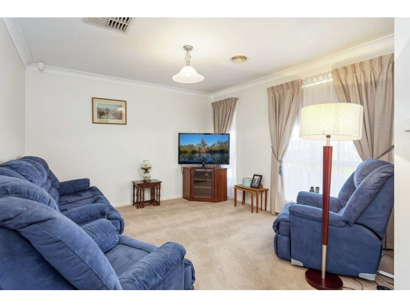 2 Woomera Place, Glenfield Park NSW 2650