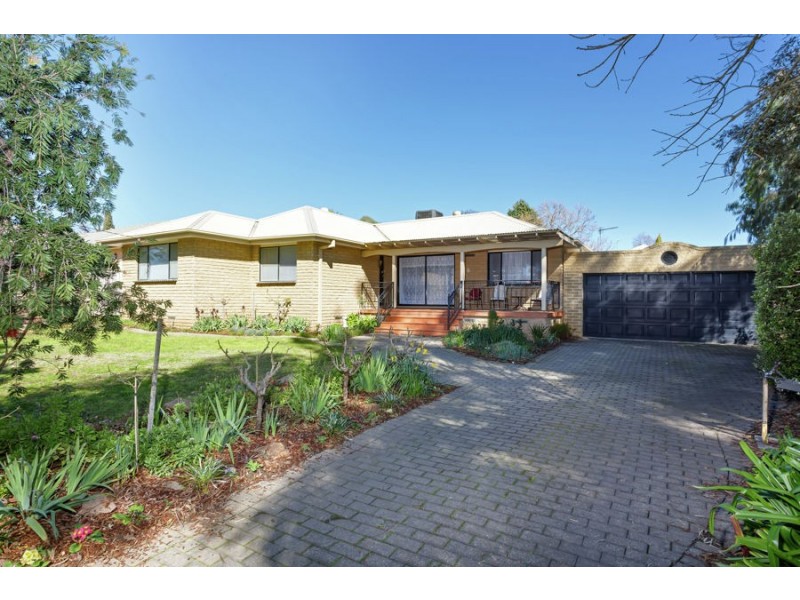 6 Lansdowne Avenue, Lake Albert NSW 2650