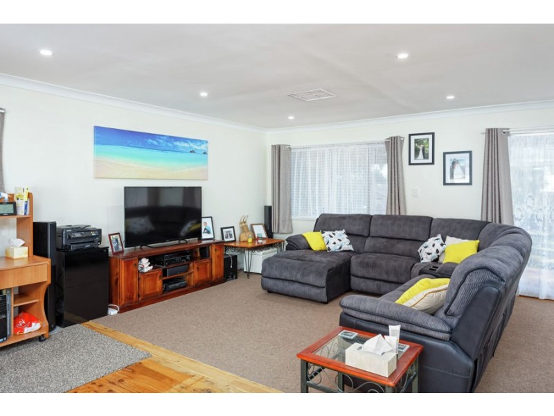 6 Lansdowne Avenue, Lake Albert NSW 2650