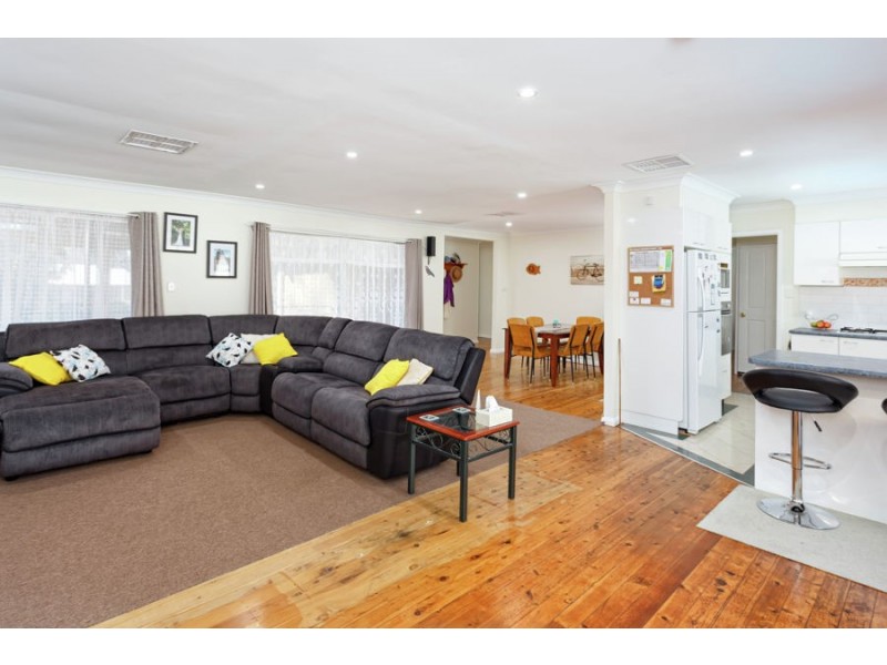 6 Lansdowne Avenue, Lake Albert NSW 2650