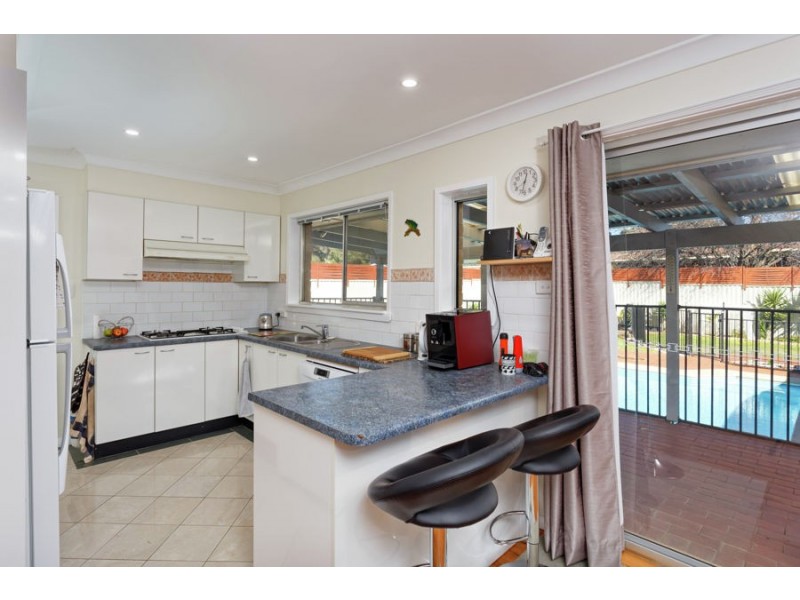 6 Lansdowne Avenue, Lake Albert NSW 2650