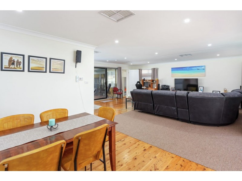 6 Lansdowne Avenue, Lake Albert NSW 2650