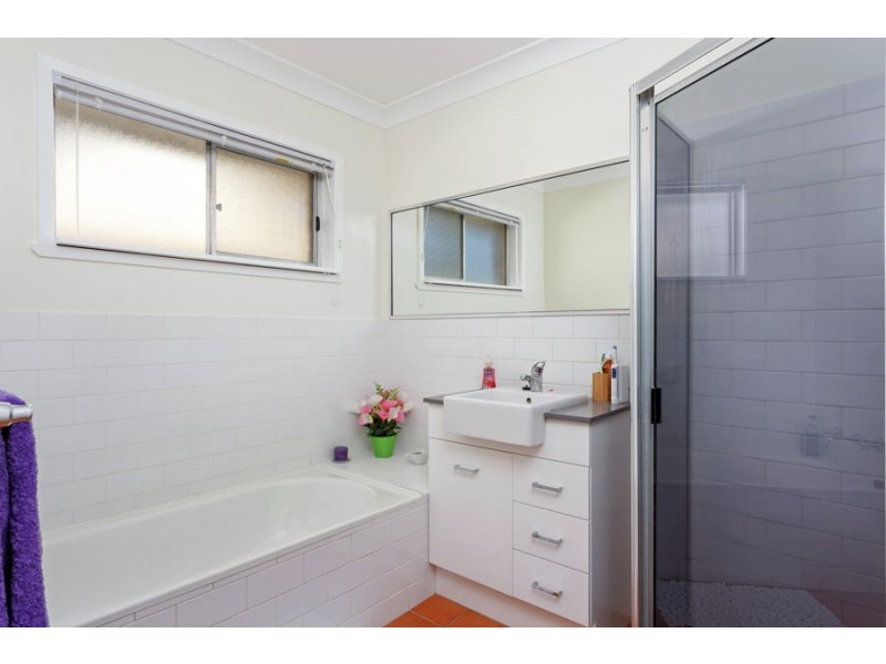 6 Lansdowne Avenue, Lake Albert NSW 2650