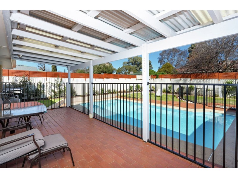 6 Lansdowne Avenue, Lake Albert NSW 2650