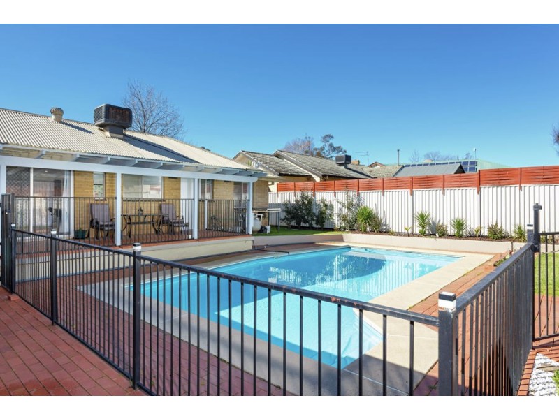 6 Lansdowne Avenue, Lake Albert NSW 2650