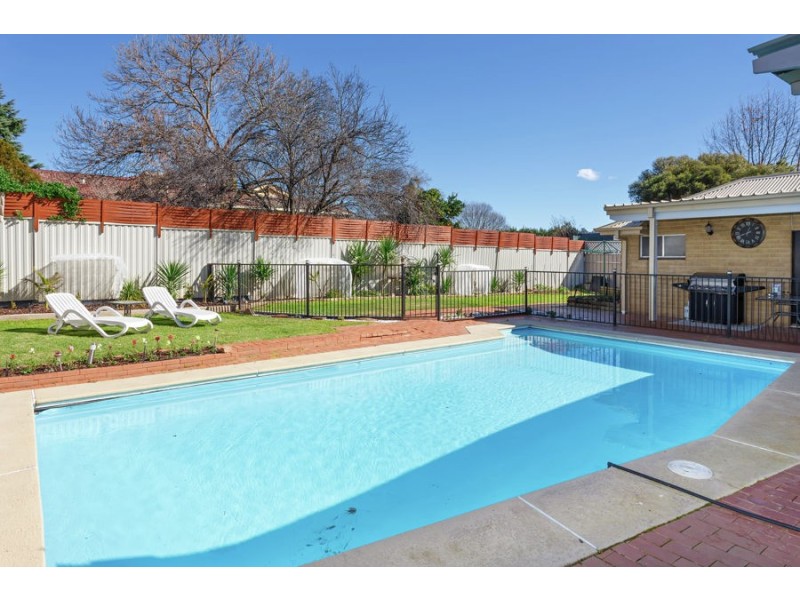 6 Lansdowne Avenue, Lake Albert NSW 2650