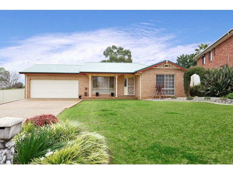 1 Ellwood Close, Bourkelands NSW 2650