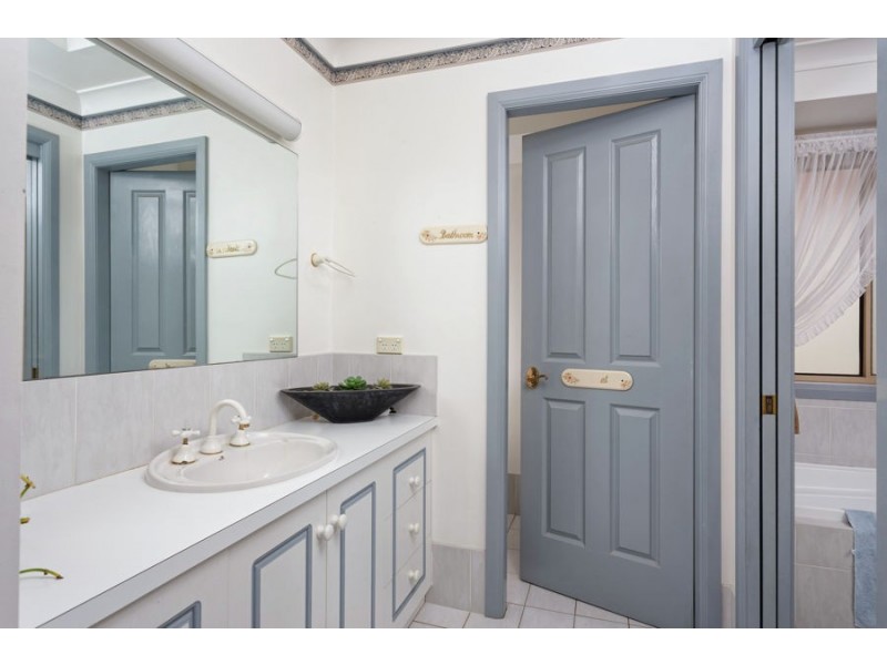 1 Ellwood Close, Bourkelands NSW 2650