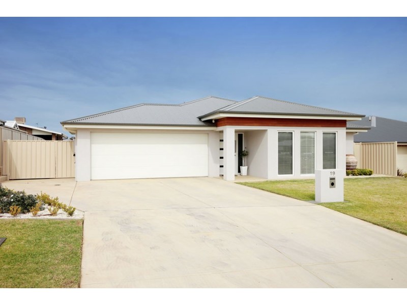 19 Cootamundra Boulevarde, Estella NSW 2650