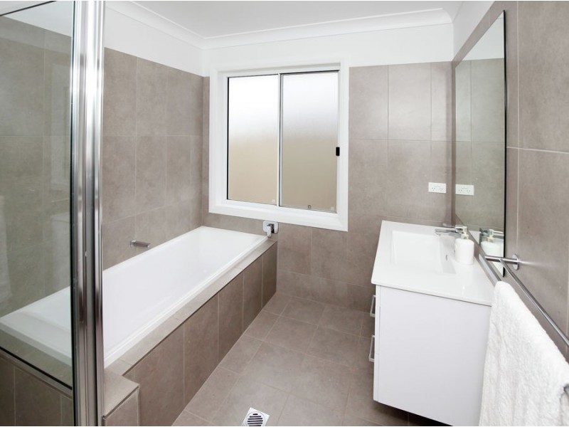 19 Cootamundra Boulevarde, Estella NSW 2650