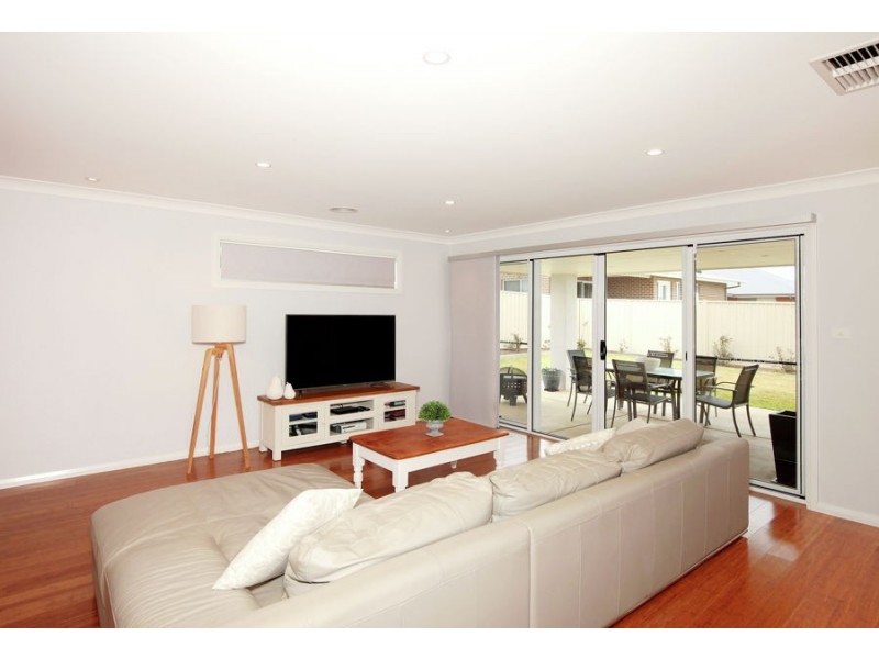 19 Cootamundra Boulevarde, Estella NSW 2650