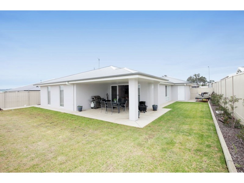 19 Cootamundra Boulevarde, Estella NSW 2650