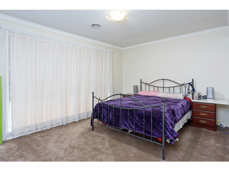 11 Pinaroo Drive, Glenfield Park NSW 2650