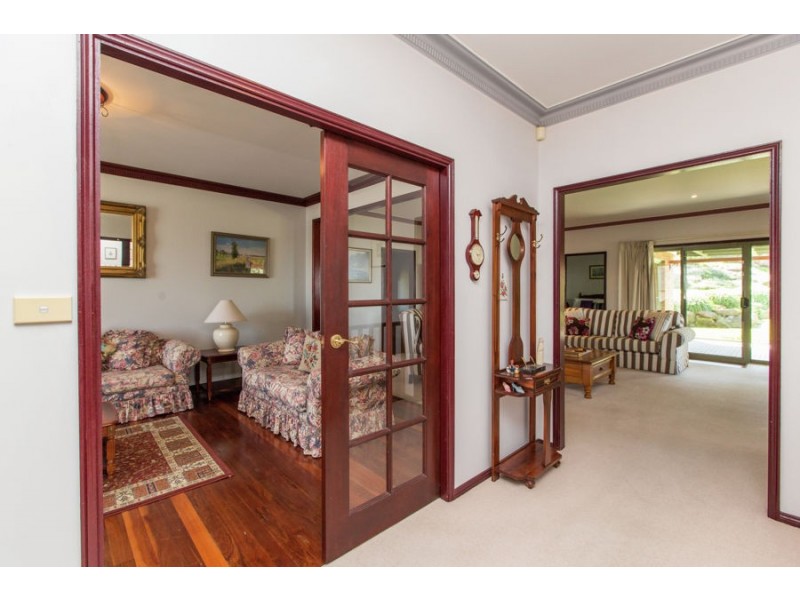 4 Loru Close, Kooringal NSW 2650