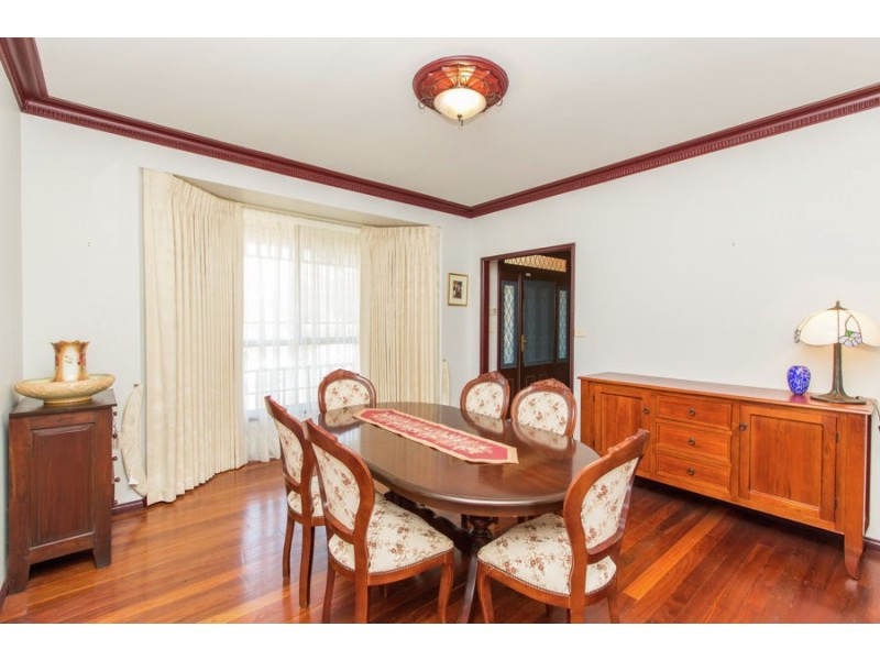 4 Loru Close, Kooringal NSW 2650