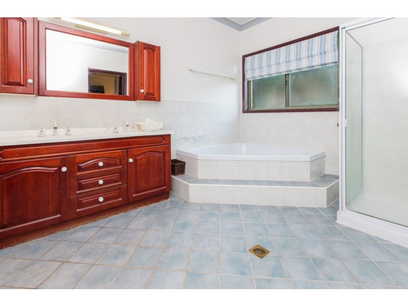 4 Loru Close, Kooringal NSW 2650