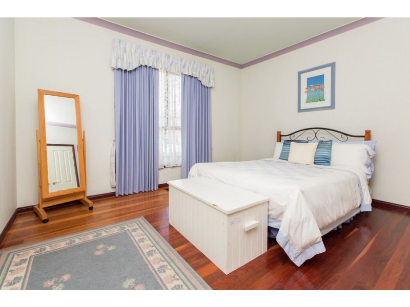 4 Loru Close, Kooringal NSW 2650