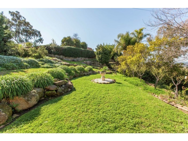 4 Loru Close, Kooringal NSW 2650