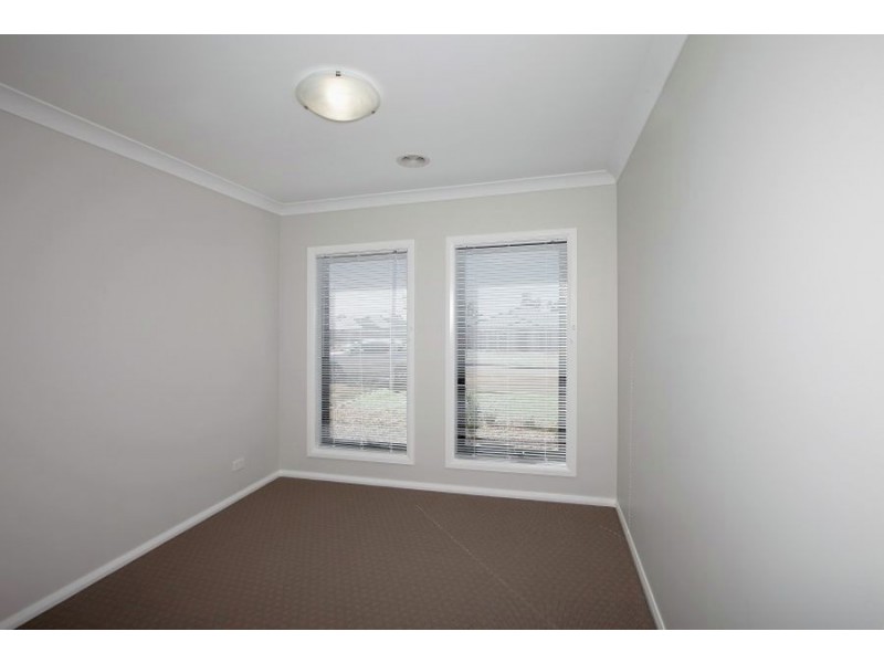 3 Hollows Crescent, Lloyd NSW 2650