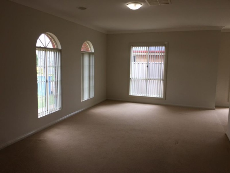 102 Yentoo Drive, Glenfield Park NSW 2650