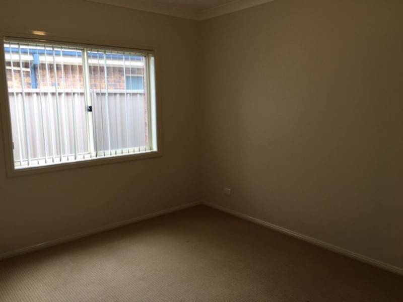 102 Yentoo Drive, Glenfield Park NSW 2650
