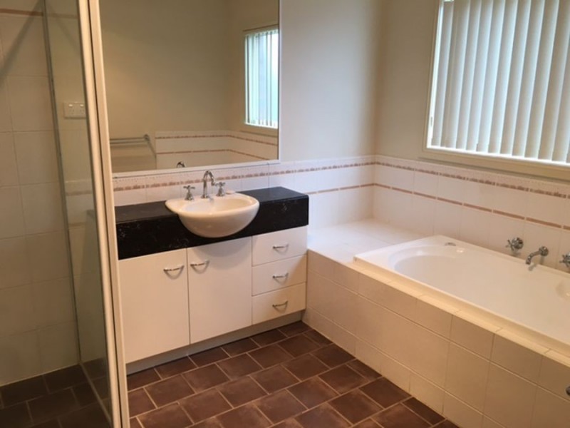 102 Yentoo Drive, Glenfield Park NSW 2650