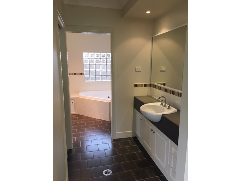 102 Yentoo Drive, Glenfield Park NSW 2650