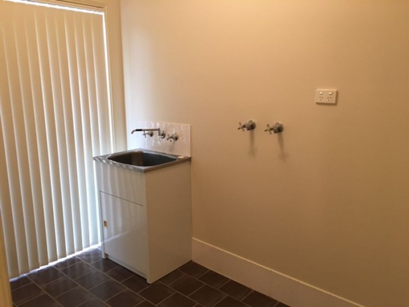 102 Yentoo Drive, Glenfield Park NSW 2650