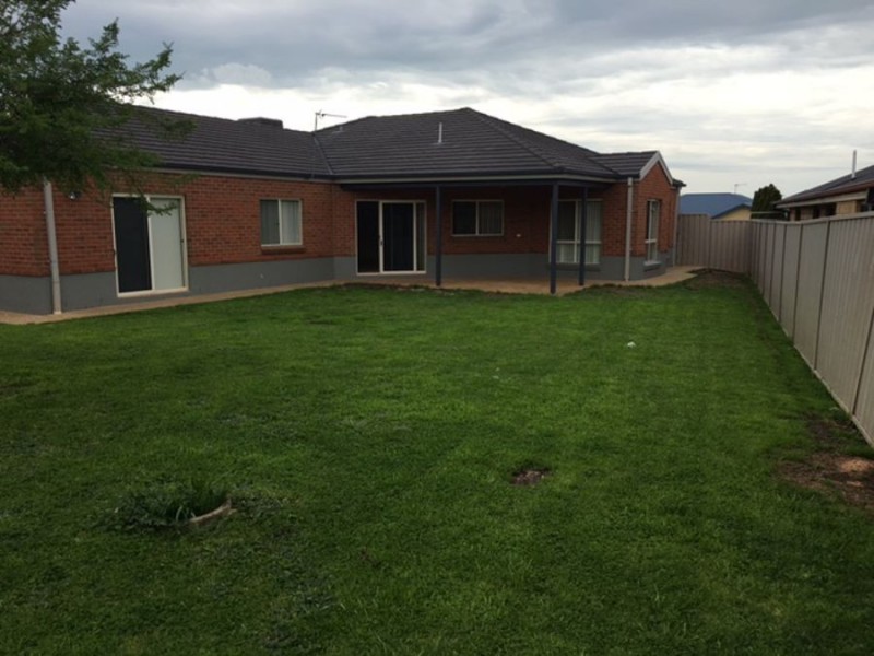 102 Yentoo Drive, Glenfield Park NSW 2650