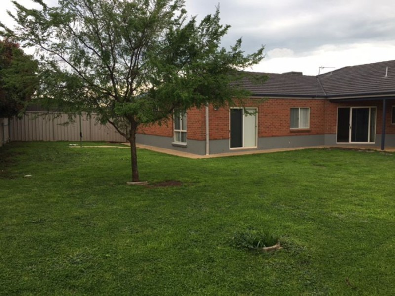 102 Yentoo Drive, Glenfield Park NSW 2650