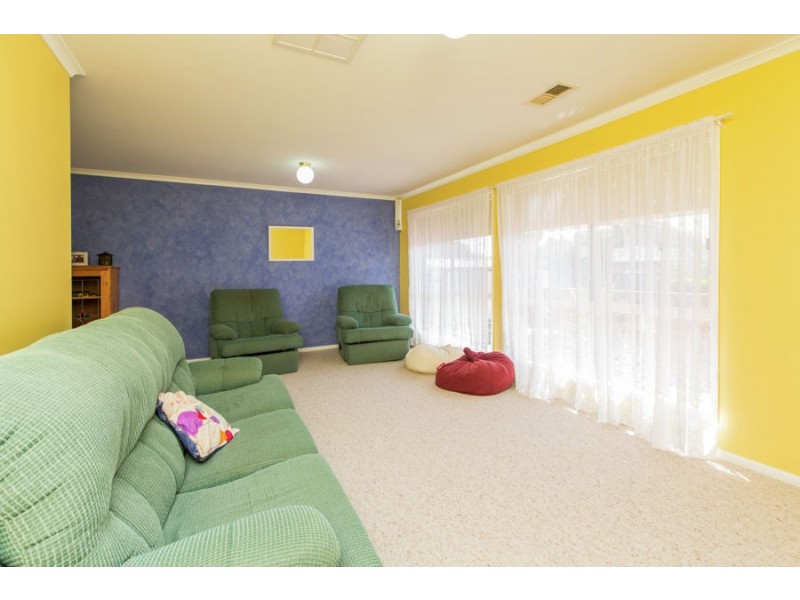 10 Gardenia Avenue, Lake Albert NSW 2650