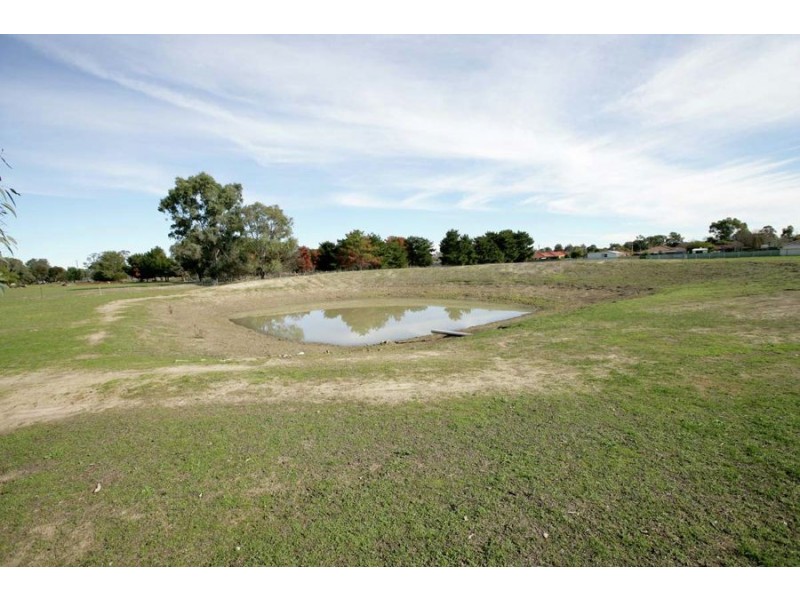 3 Sycamore Road, Lake Albert NSW 2650