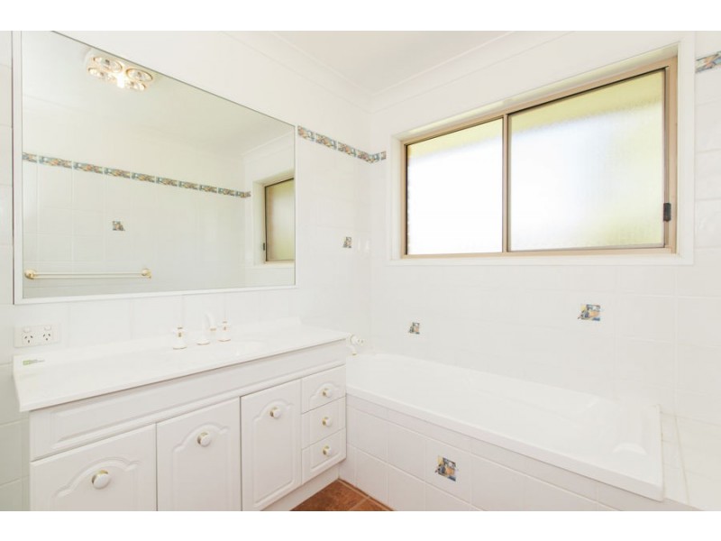 4 Talbot Place, Tatton NSW 2650