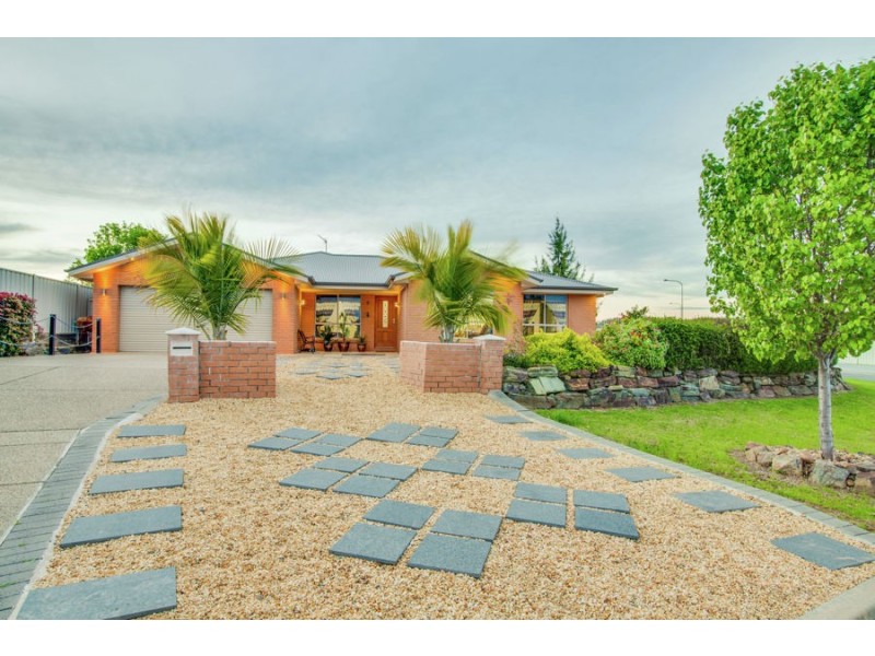 2 Dundale Crescent, Estella NSW 2650