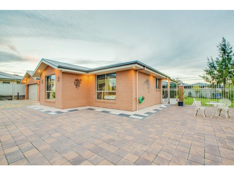 2 Dundale Crescent, Estella NSW 2650