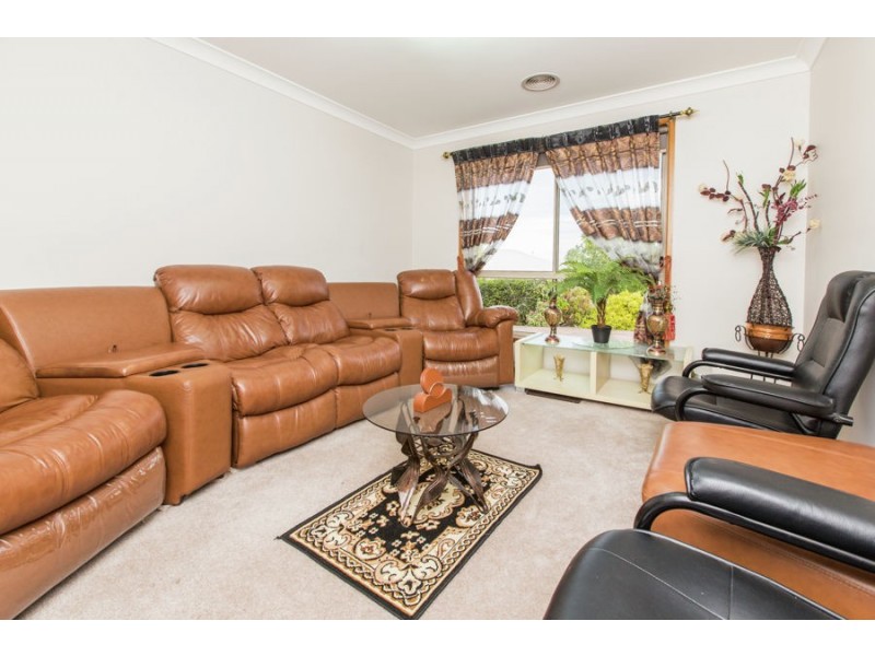 2 Dundale Crescent, Estella NSW 2650
