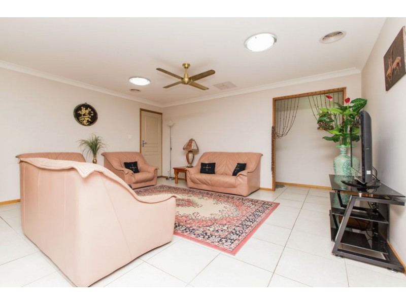 2 Dundale Crescent, Estella NSW 2650